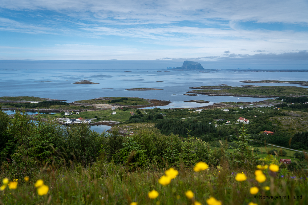 Dønna Ausblick auf Lovund an der Helgelandskysten