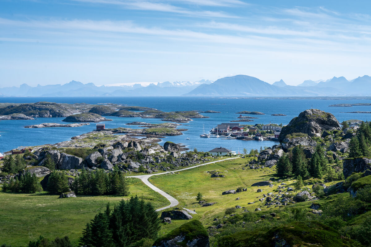 Ausblick auf der Wanderung auf Lovund an der Helgelandskysten