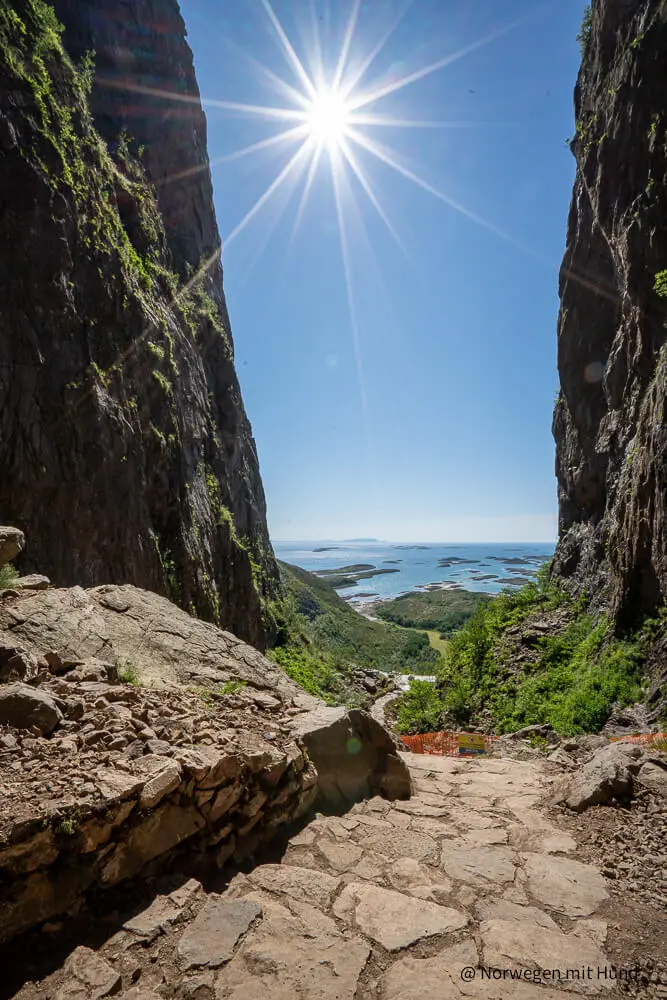 Blick auf die Schärenküste vom Loch im Berg in Norwegen