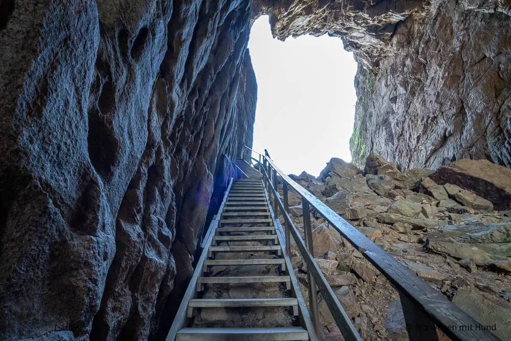 Treppe im Loch des Torghattens